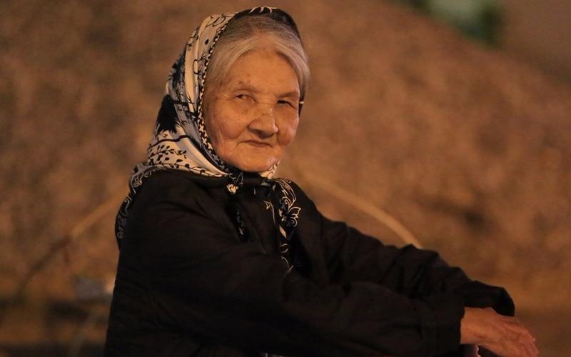 Dan mang keu goi ung ho cu ba 90 tuoi ban rau giua dem hinh anh