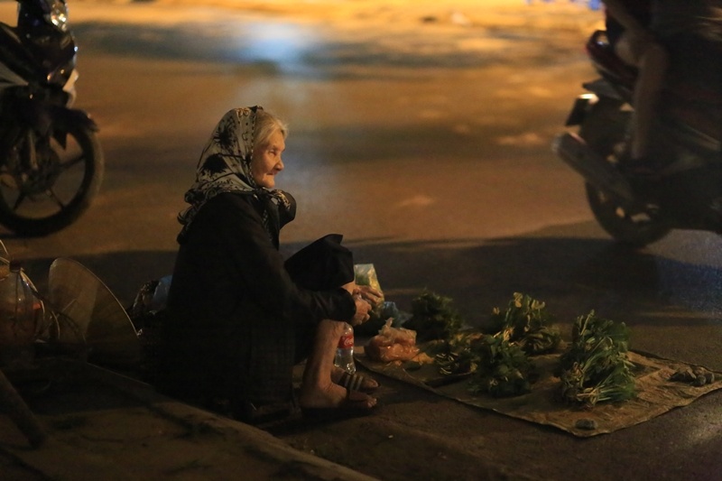 cu gia ban rau giua dem anh 1