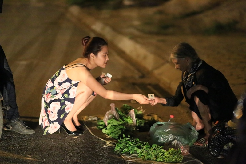 cu gia ban rau giua dem anh 2