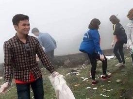 Gioi tre phat dong lam sach khu du lich Mau Son hinh anh