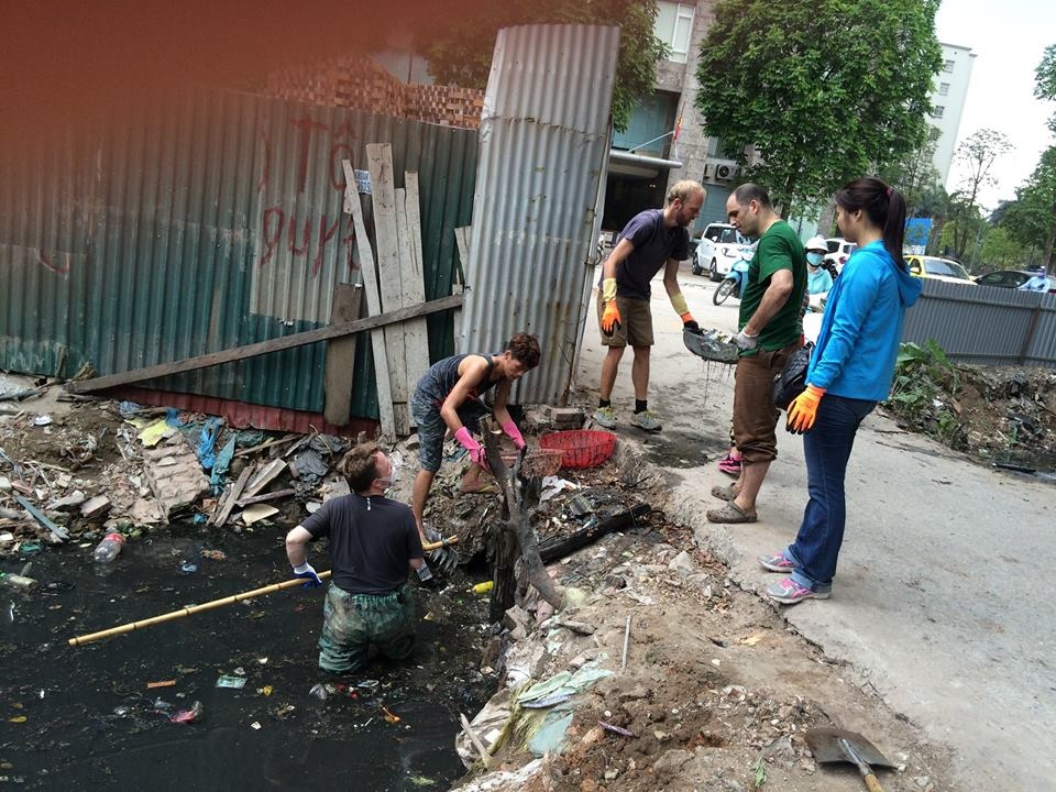 Ba chàng Tây dọn cống bẩn  ảnh 2 Ba chang Tay don cong ban anh 2