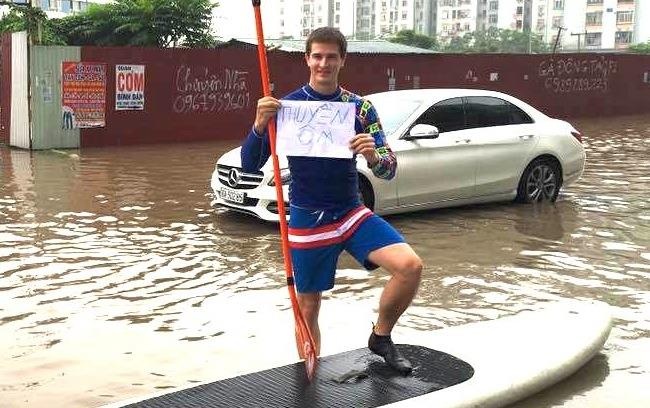 Chang Tay bom thuyen truoc khi ra pho ngap lut hinh anh