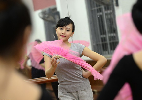 Giao duc nghe thuat: Dao tao tran lan, bat chap nang khieu hinh anh