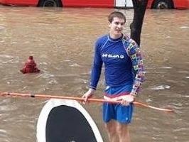 Chang Tay cheo ‘thuyen om’ giua pho ngap lut o Ha Noi hinh anh