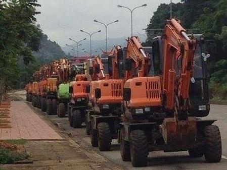 Man ruoc dau bang 20 chiec may xuc tai Son La hinh anh
