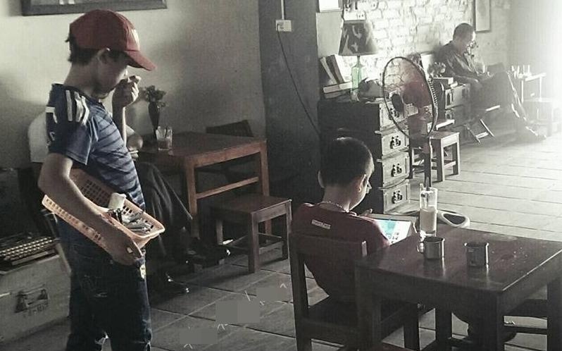 Dan mang xot xa truoc buc anh ‘2 manh doi - 2 so phan’ hinh anh