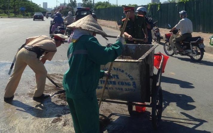 CSGT xuc dat don duong giua trua nang 39 do C hinh anh