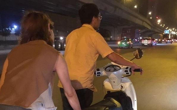 Chang trai dat xe giup hai co gai giua dem hinh anh