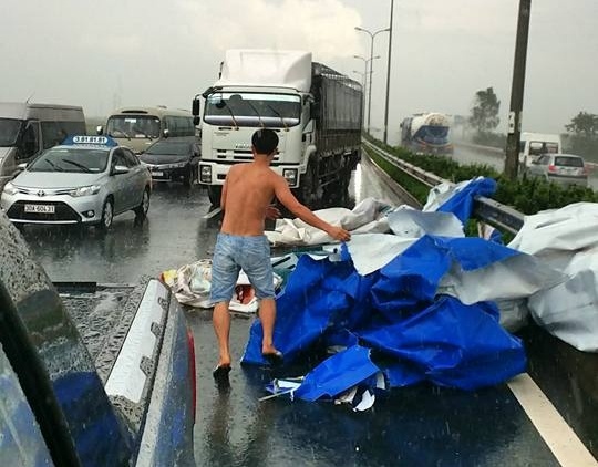 dẹp biển quảng cáo bị đổ giữa cơn dông ảnh 2 dep bien quang cao bi do giua con dong anh 2