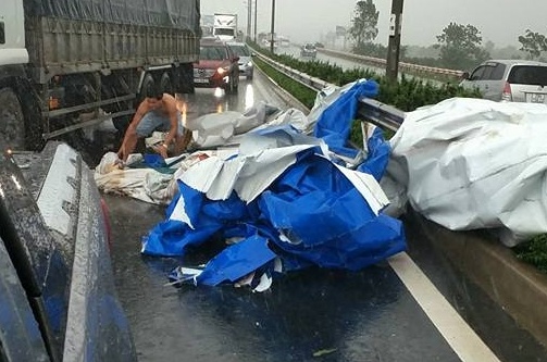 dẹp biển quảng cáo bị đổ giữa cơn dông ảnh 1 dep bien quang cao bi do giua con dong anh 1