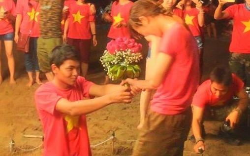 Man to tinh luc 3h sang cua cap 9X me phuot hinh anh