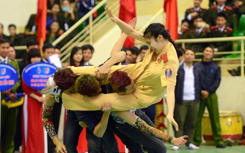 Nu sinh canh sat bay nguoi kep co 3 nam thanh nien hinh anh