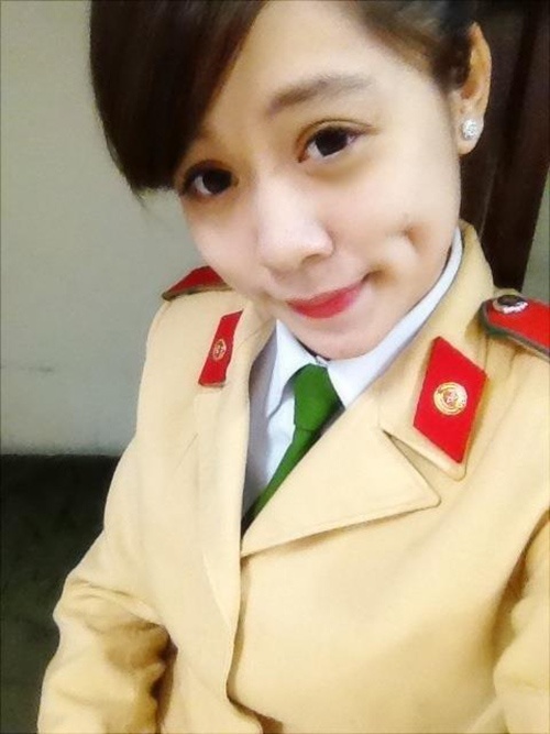 nu canh sat xinh dep noi tieng mang anh 10