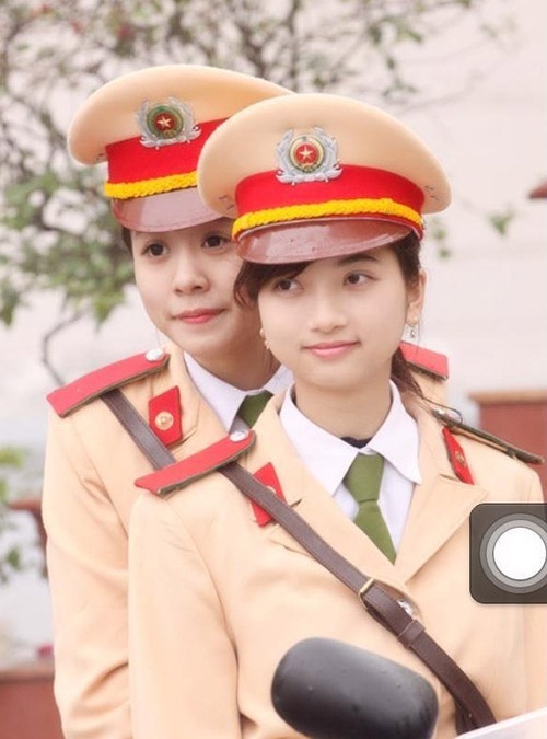 nu canh sat xinh dep noi tieng mang anh 9