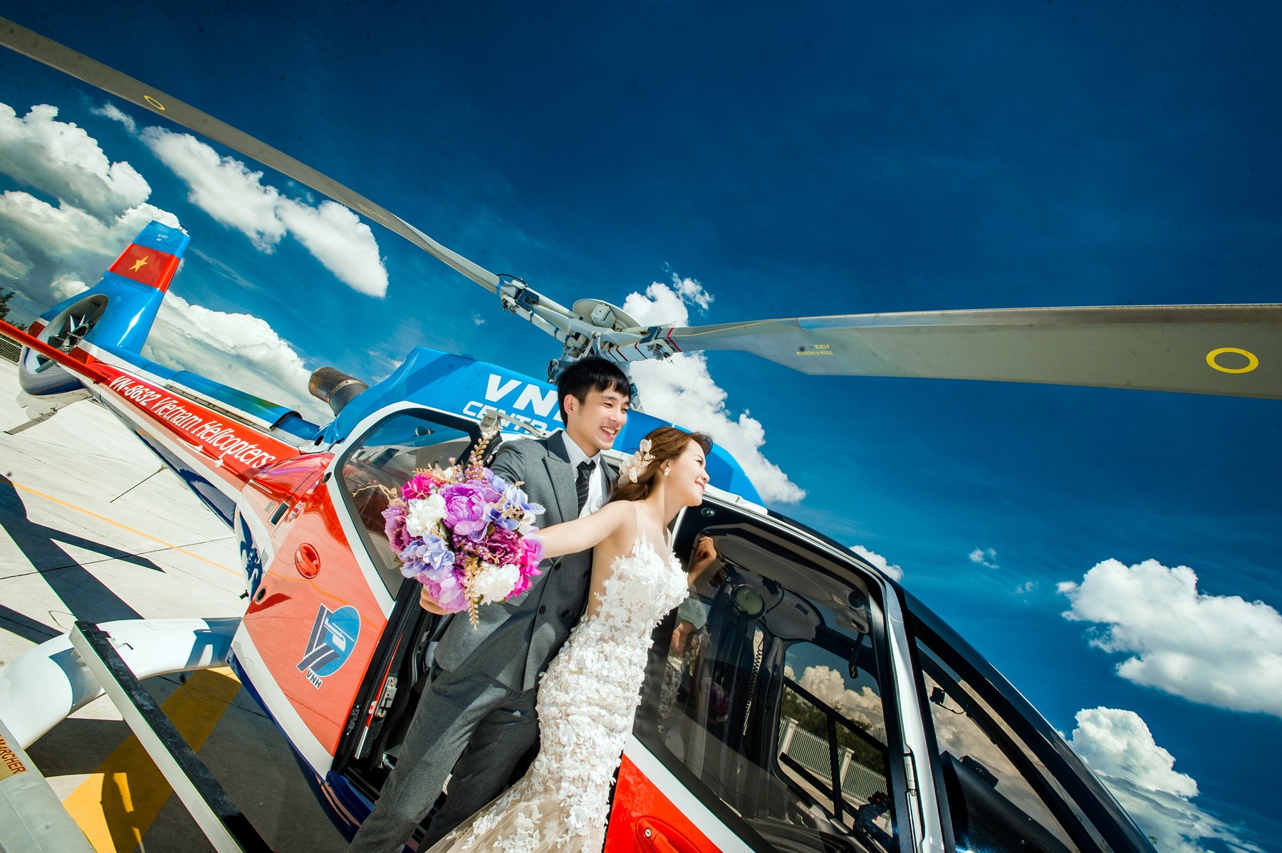 anh cuoi chup tren truc thang anh 3