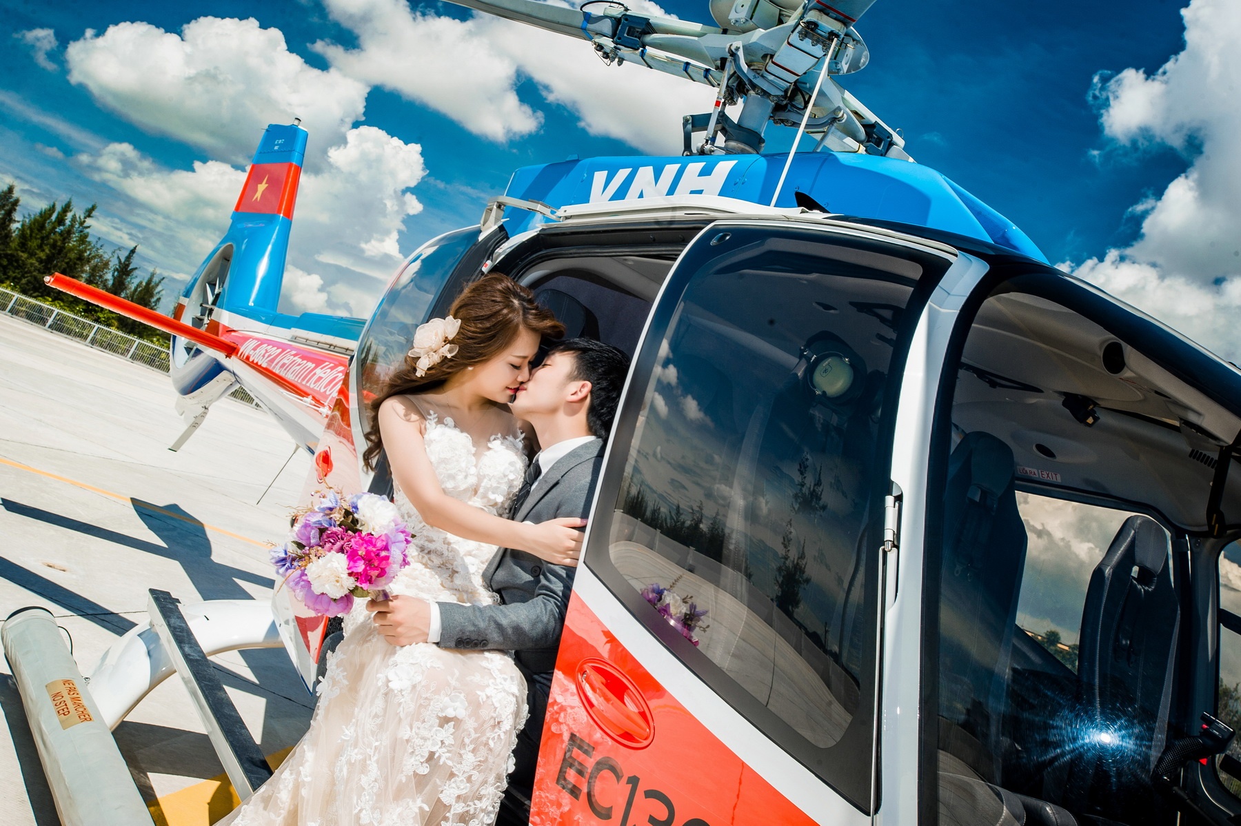 anh cuoi chup tren truc thang anh 4