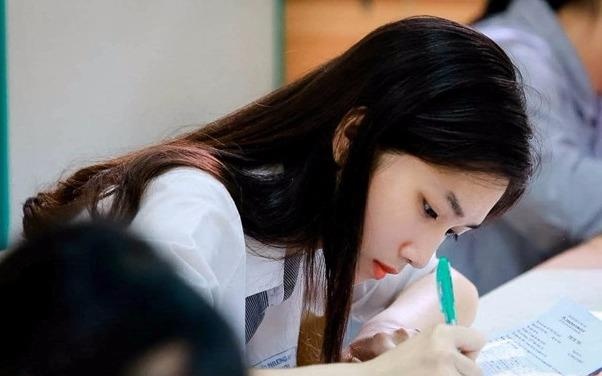 Nu sinh giong Luu Diec Phi noi bat trong phong thi hinh anh