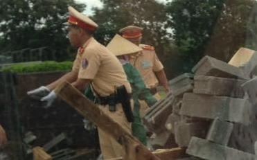 Canh sat giao thong Ha Noi don dong gach bi do giua duong hinh anh