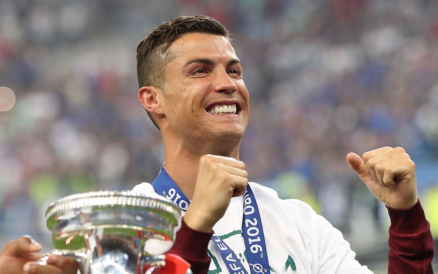 Cristiano Ronaldo va dong doi an mung tai que nha hinh anh