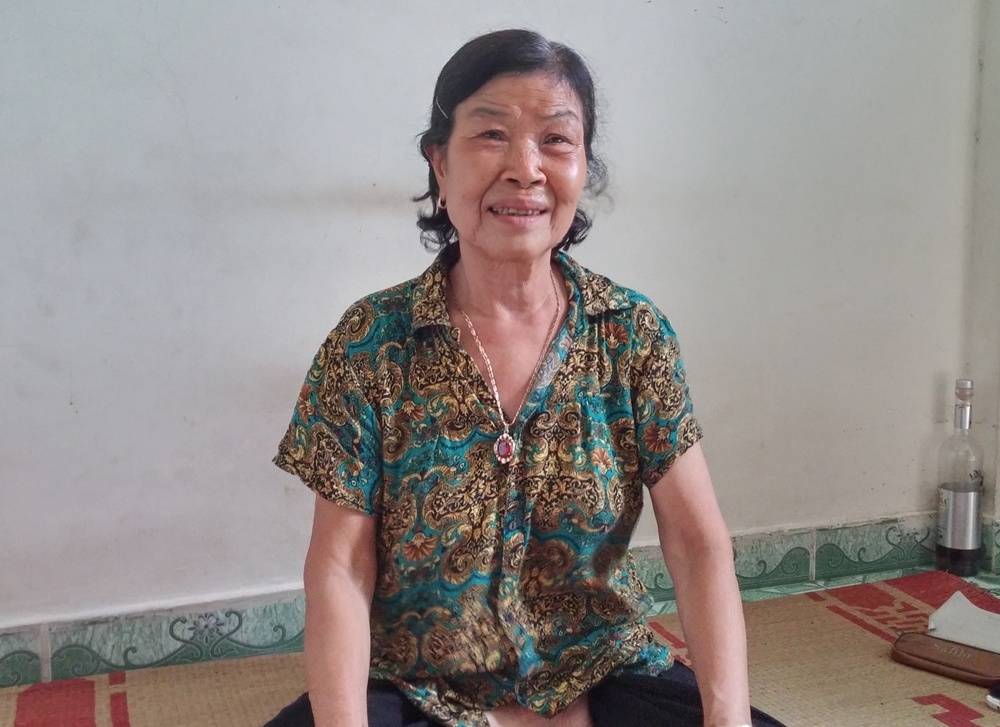 cu ba cap nuoc uong mien phi anh 2