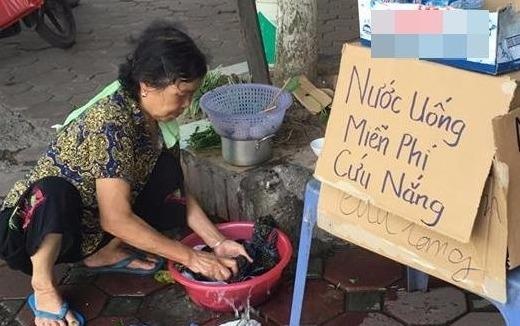 Cu ba cung cap nuoc mien phi 'cuu nang' Ha Noi hinh anh