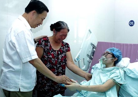 Me ung thu nhuong con su song: Tinh mau tu thieng lieng hinh anh