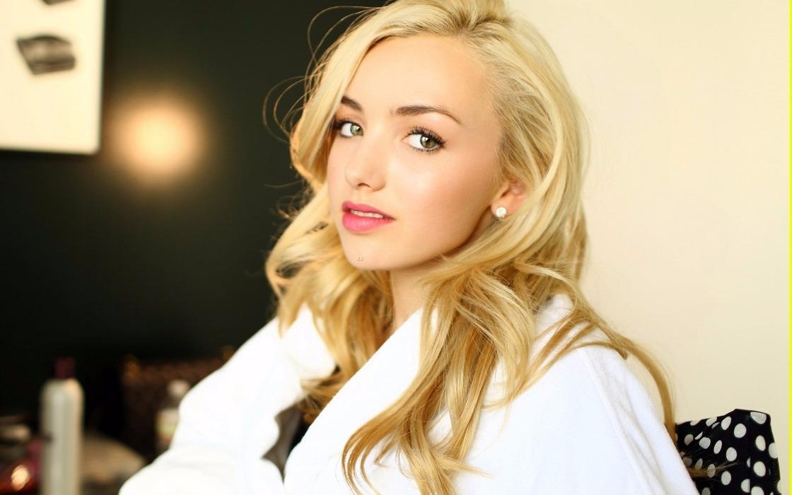 Peyton List the hien tai nang ca hat hinh anh