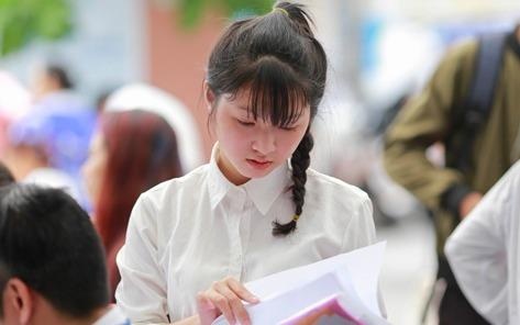 Mao danh truong yeu cau thi sinh nop tien nhap hoc hinh anh