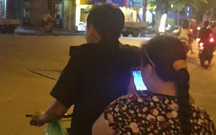 Chong deo vo bang xe dap di bat Pokemon tren pho hinh anh