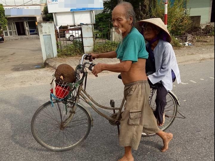 Cu ong dat xe dap cho cu ba di ban mit hinh anh