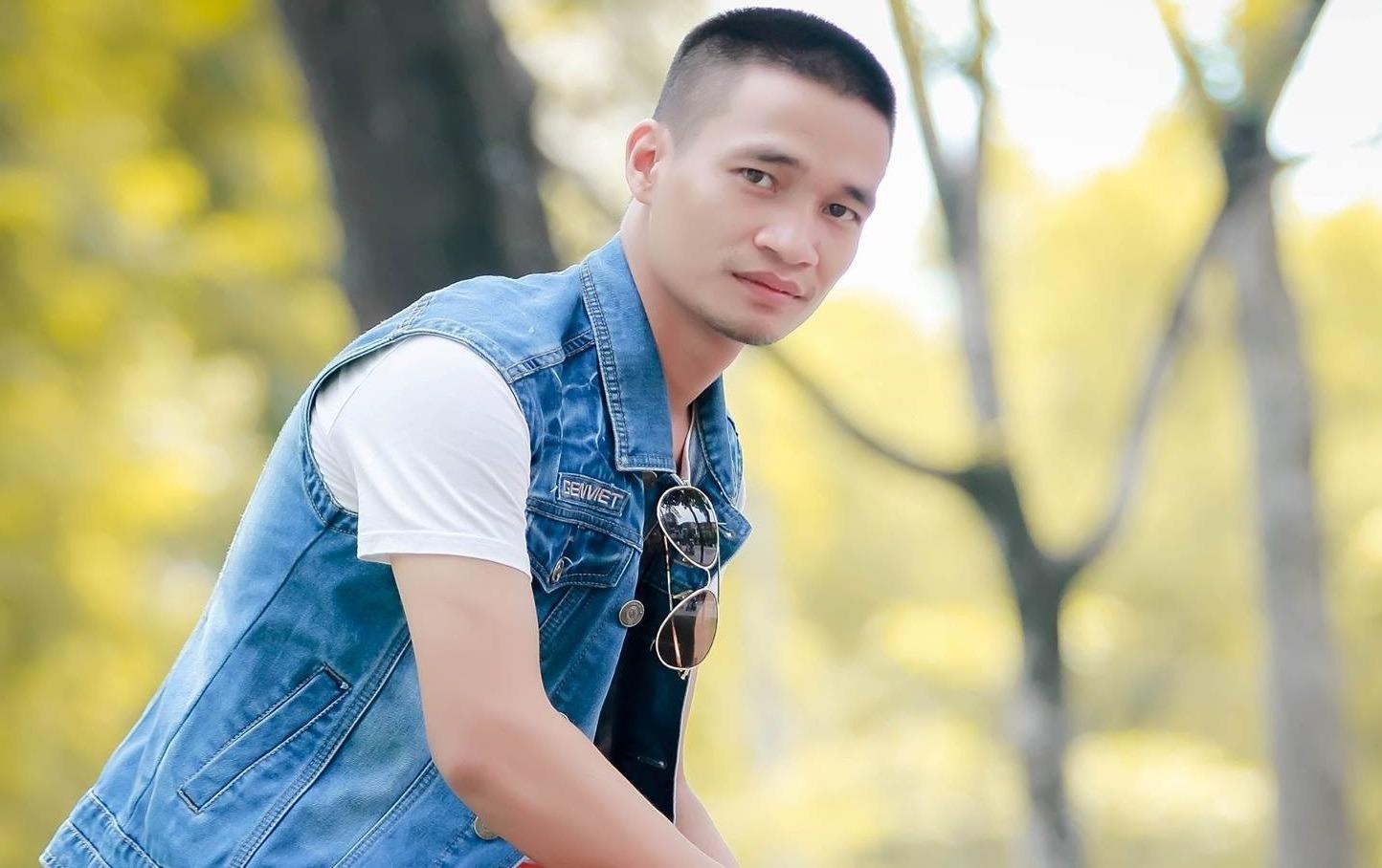 Le Roi gay bat ngo khi tai xuat trong vai tro moi hinh anh