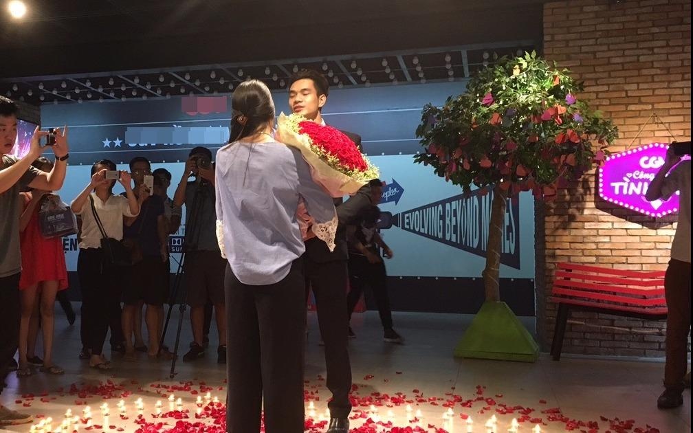 Chang trai cau hon ban gai tai rap chieu phim hinh anh