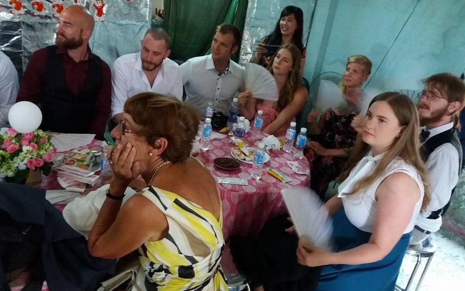 Ban be co dau, chu re hat tai le cuoi hinh anh