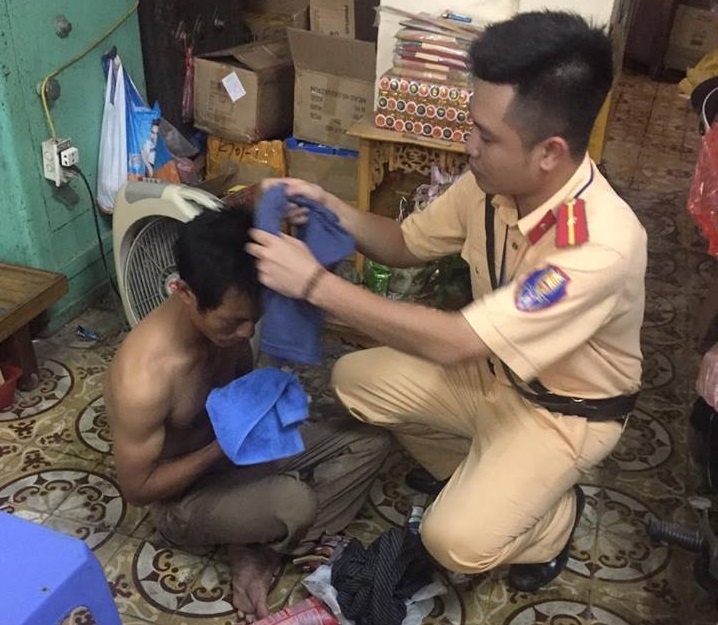 cảnh sát giao thông giúp người giữa cơn bão ảnh 2 canh sat giao thong giup nguoi giua con bao anh 2