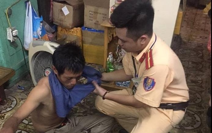 Canh sat giao thong giup nguoi bi nan giua troi mua bao hinh anh