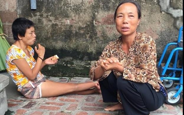 Co Sinh mot minh cham hai con tat nguyen hinh anh