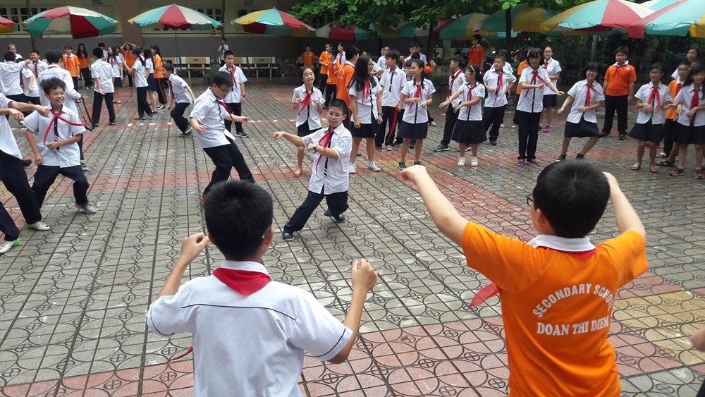 hoc sinh nhay soi dong giua san truong anh 1