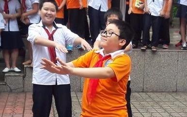 Hoc sinh lop 6 nhay 'We don't talk anymore' giua san truong hinh anh