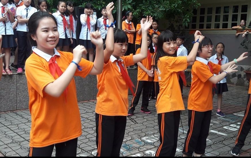 Hoc sinh lop 6 'feel' theo nhac soi dong giua san truong hinh anh