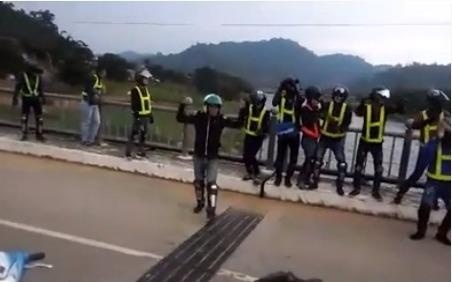 Nhom phuot bat nhac to, vua hat vua nhay giua duong hinh anh