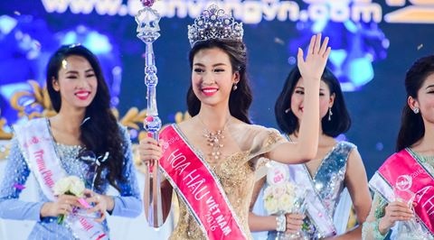 Tan Hoa hau VN khoa tai khoan Facebook sau khi dang quang hinh anh