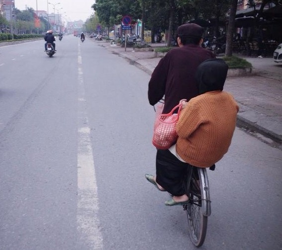 cụ ông đèo cụ bà đi bán trứng ảnh 2 cu ong deo cu ba di ban trung anh 2