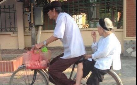 Cu ong hon 10 nam dap xe deo vo di ban trung tai Ha Noi hinh anh