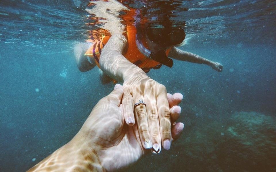 Man cau hon lang man giua bai bien Phu Quoc hinh anh