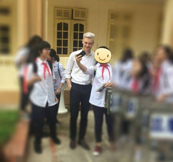 thay giao tay dep trai tai khai giang anh 2