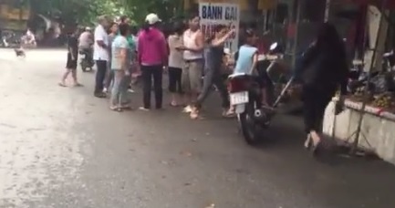 nu sinh cam dao duoi nhau anh 1
