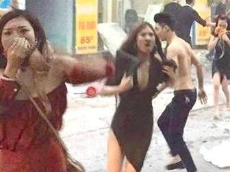 Co gai coi ao nguc bit mui chay khoi quan karaoke dang chay hinh anh