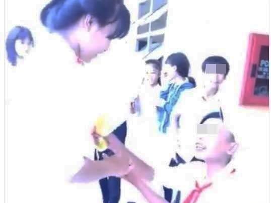 Hoc sinh lop 8 to tinh giua hanh lang lop hoc hinh anh