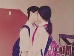 Nam sinh lop 8 quy goi to tinh, hon ban gai tai truong hoc hinh anh