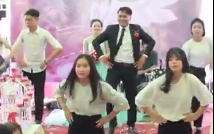 Chu re nhay flashmob tang co dau hinh anh